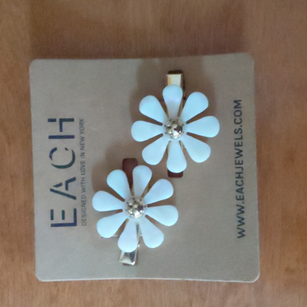 Each daisy hair clips